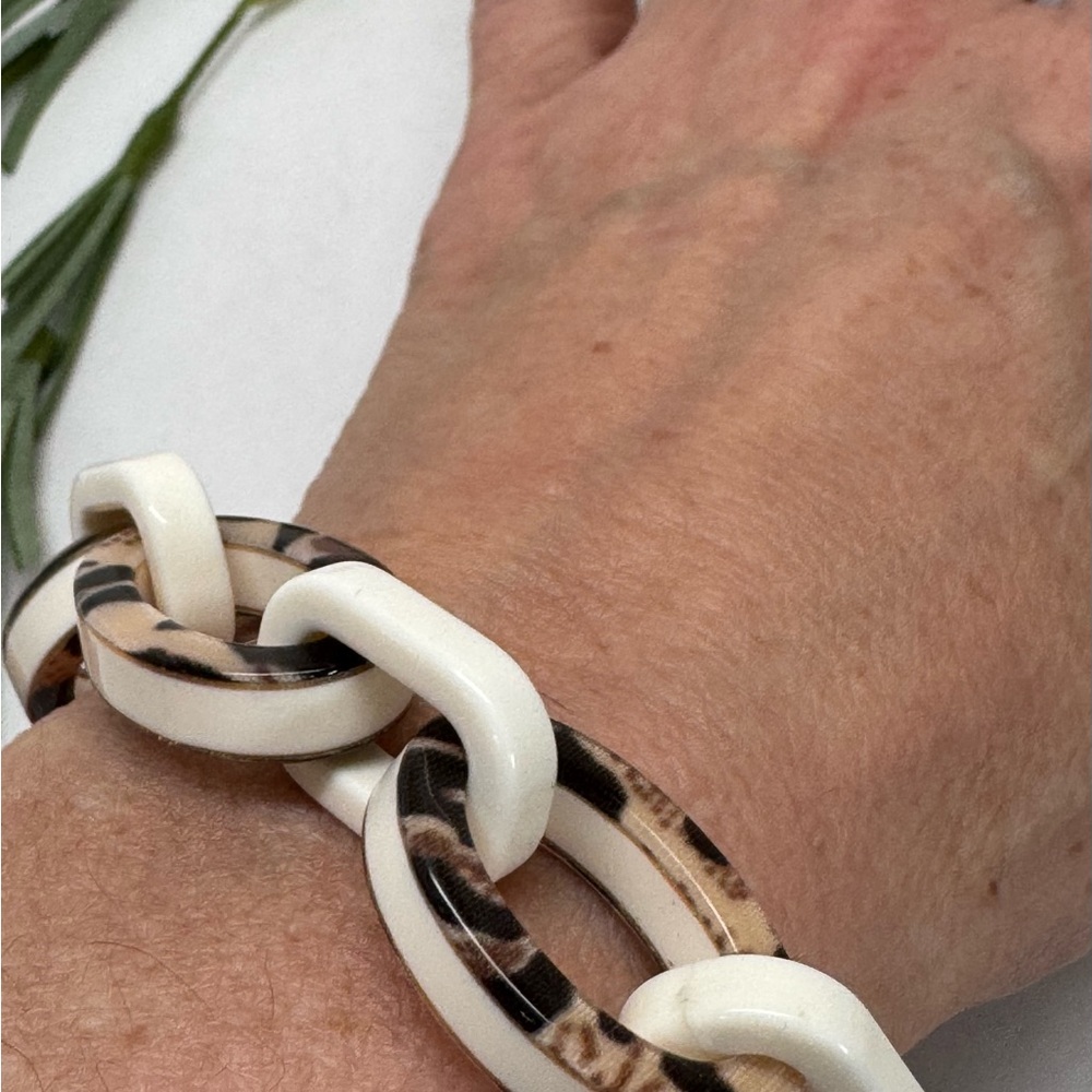 Chico’s White & Brown Pattern Link Acrylic Bracelet NEW - Picture 4 of 8